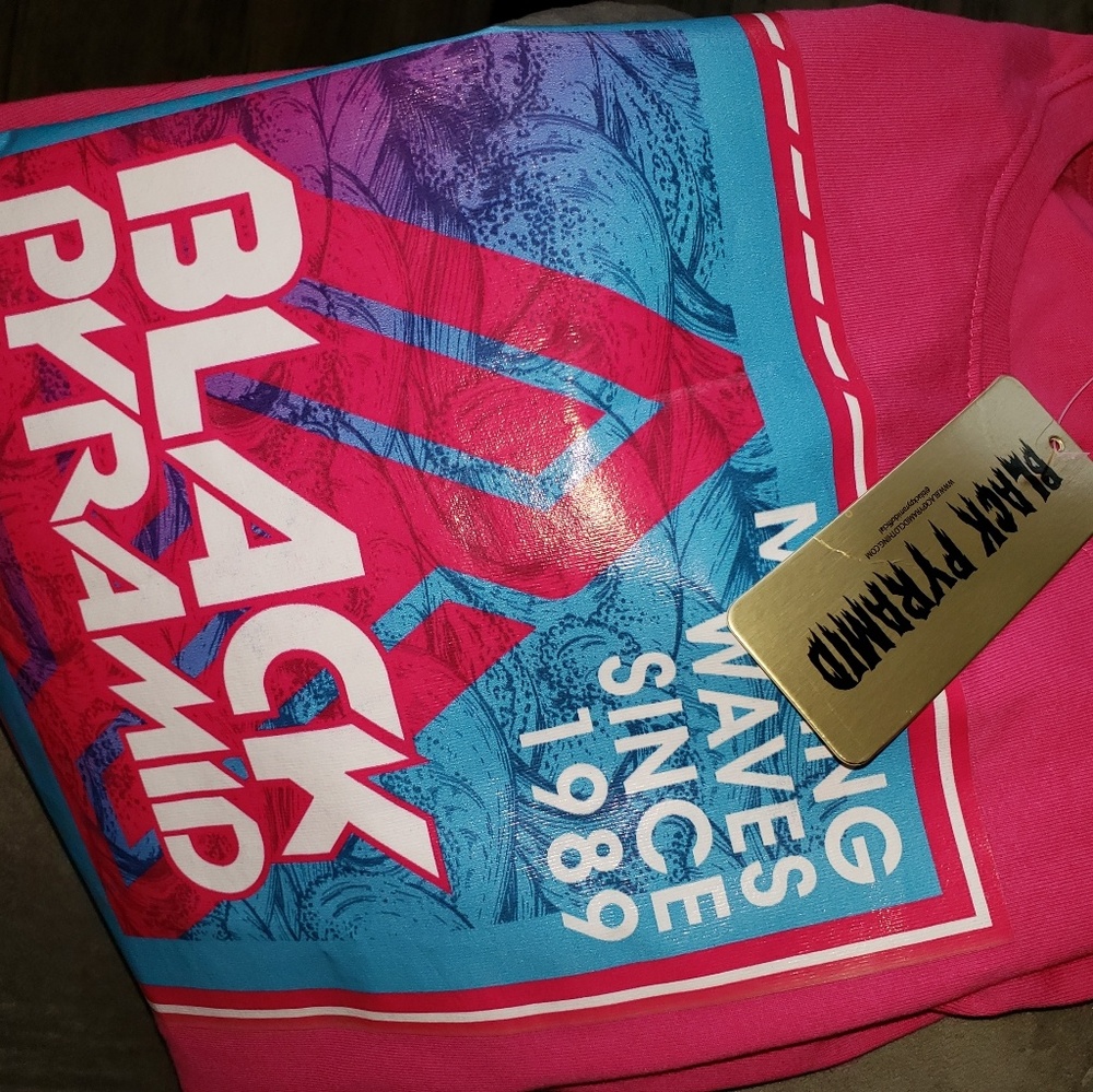 🆕️🚹Black pyramid logo T, Lg, Bright Pink,Thick🔥 - Picture 6 of 6